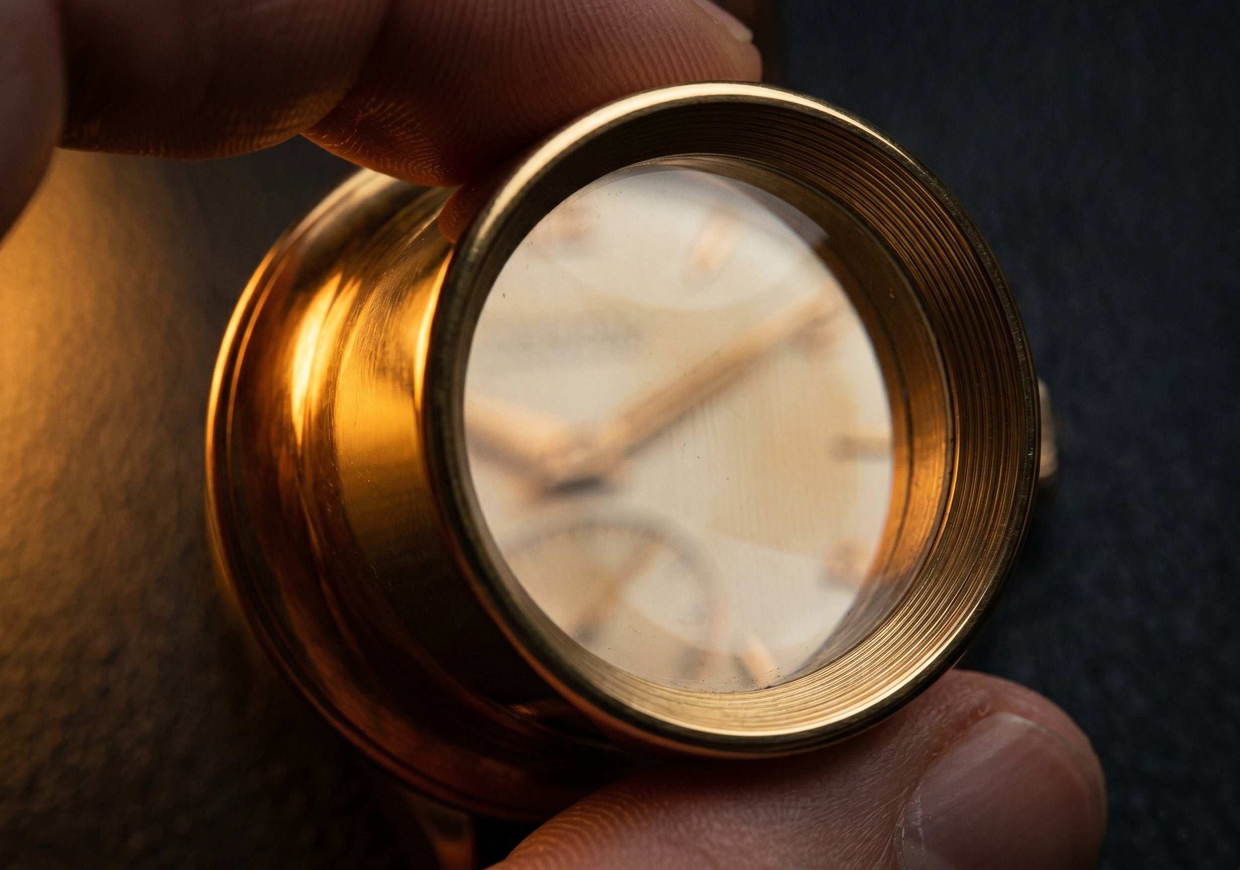 loupe d'horloger expertisant une montre