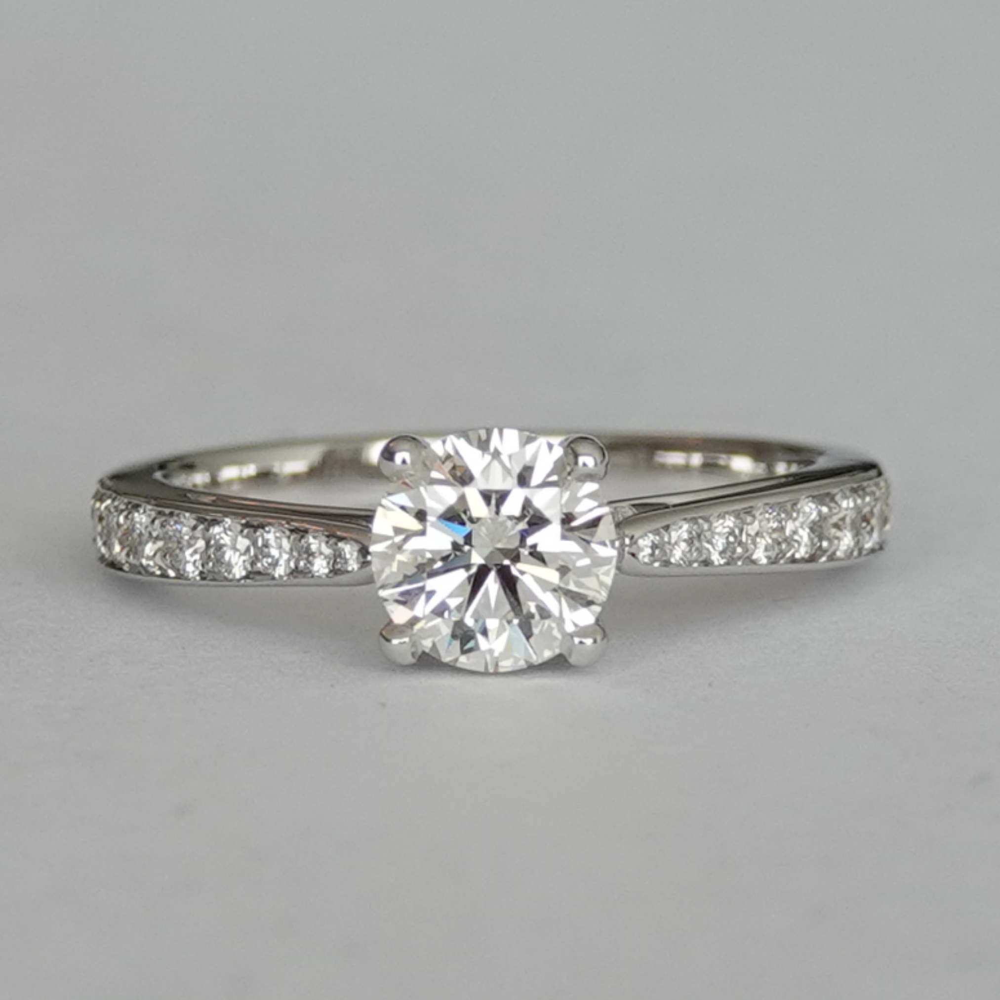 bague de fiançaille diamant solitaire et corps pavé de diamants - Atelier Rive Gauche Vésenaz
