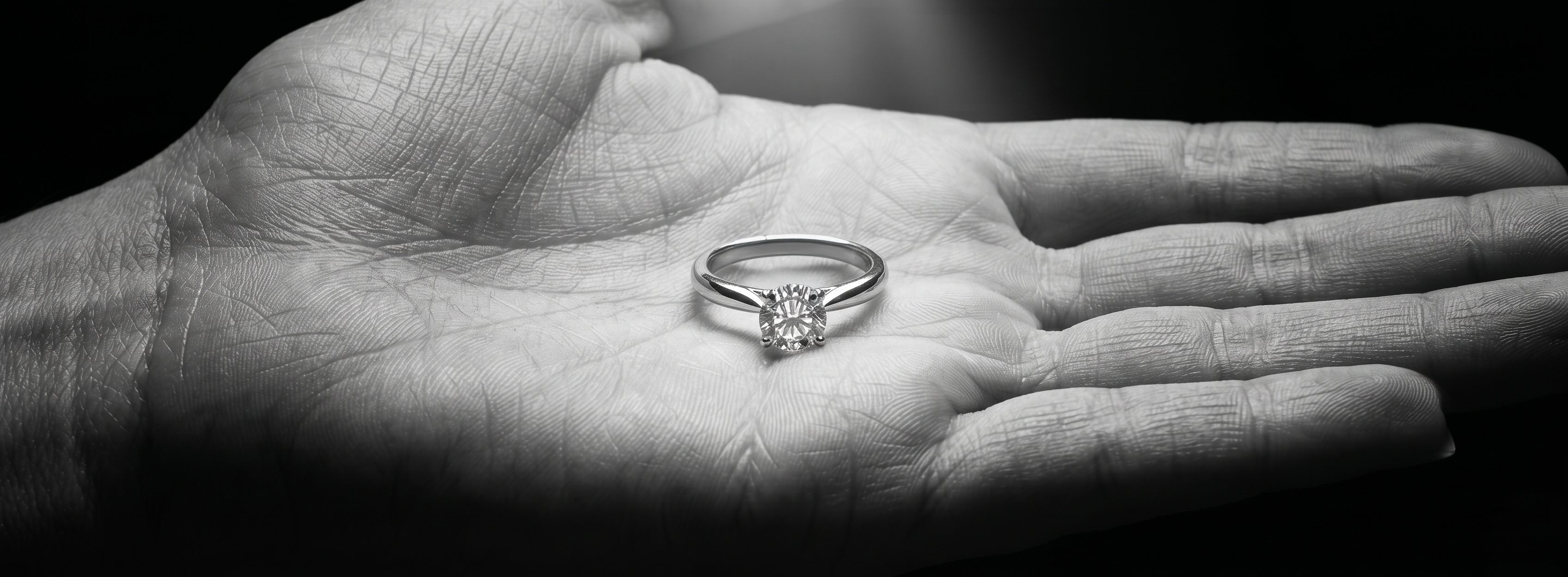 main ouverte avec une bague de fiancailles
