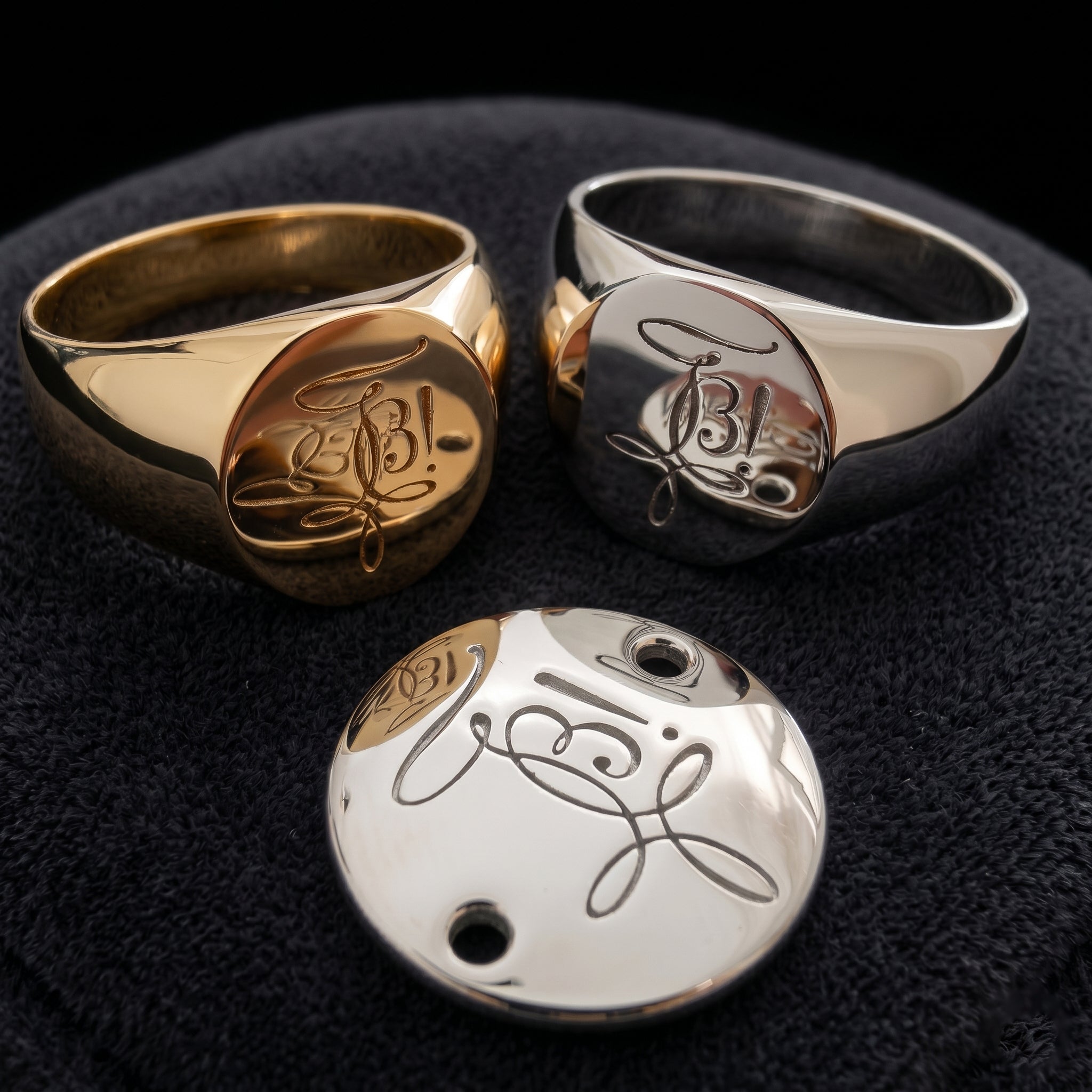 photo macro de chevaliere et bracelet sur mesure avec gravure de logo