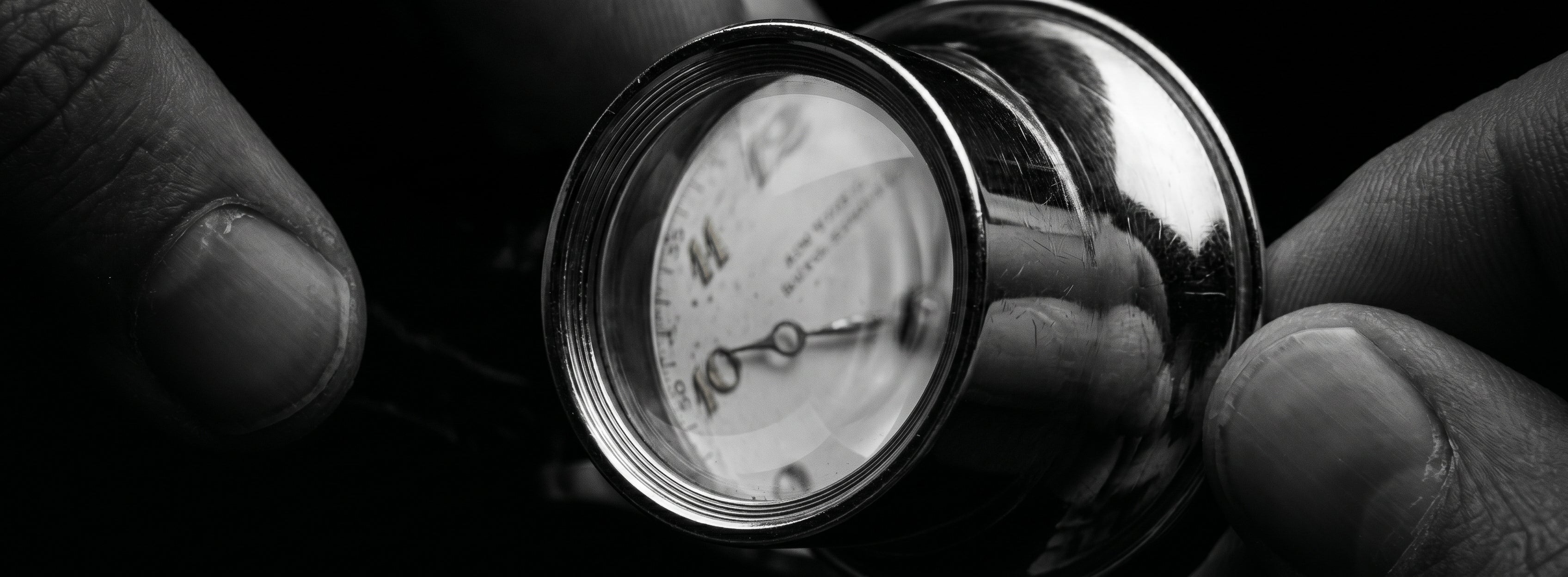 loupe d'horloger expertisant une montre ancienne