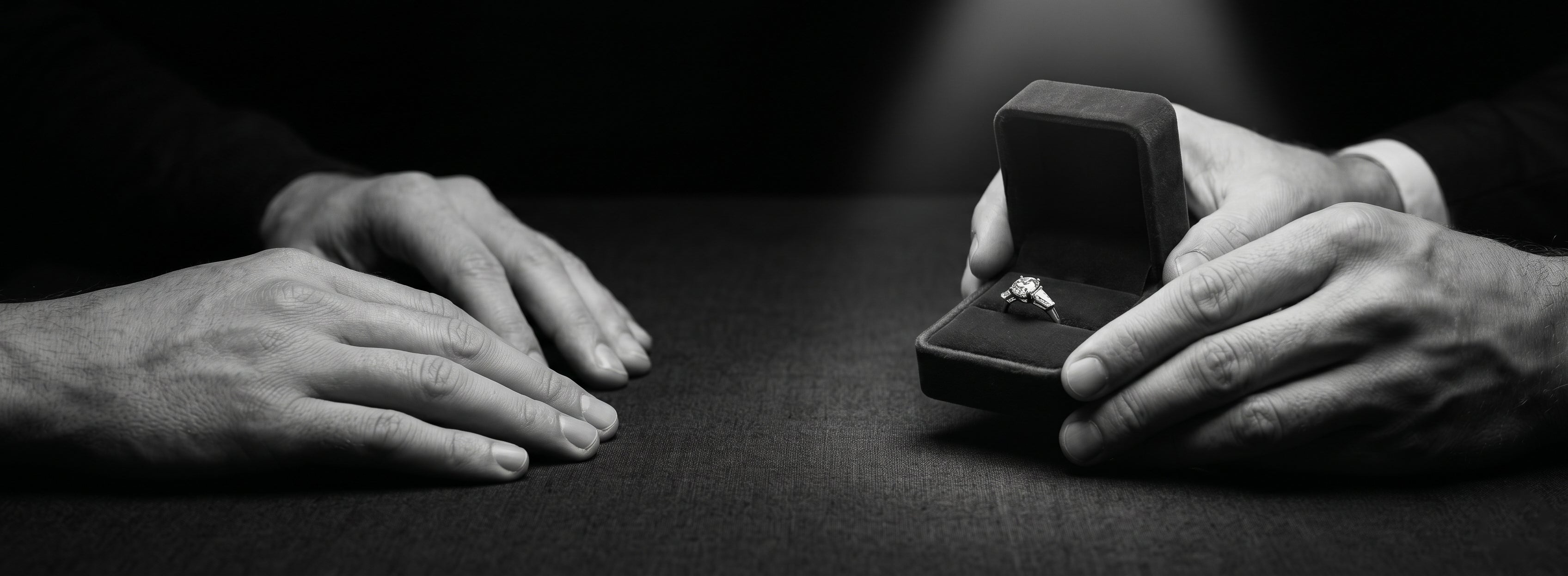 mains d'homme présentant une bague de fiançaille à un auter homme